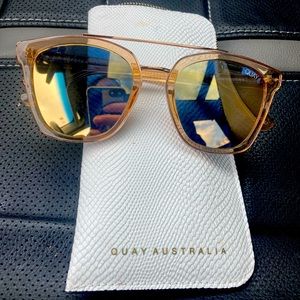 Sunglasses never worn ! Quay !